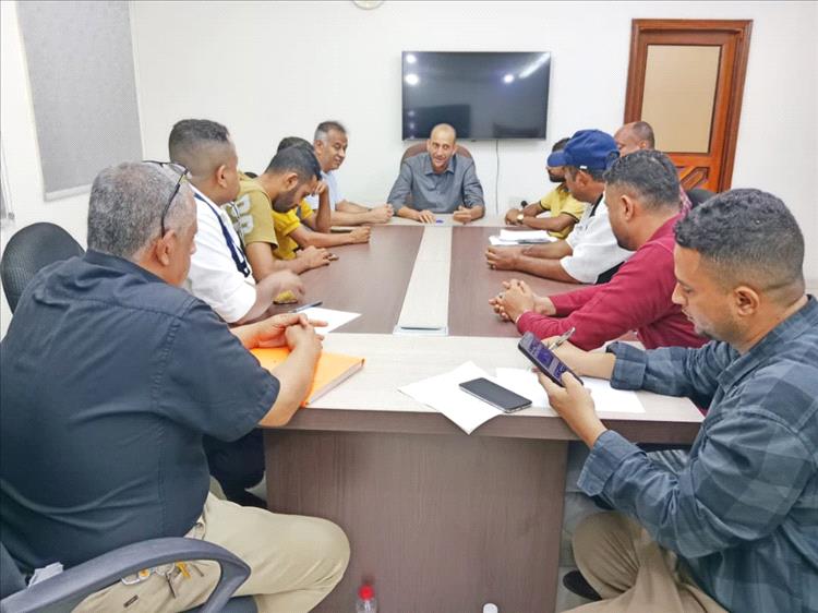 مدير مياه عدن يناقش مع مدير المعلا سُبل تحسين خدمات المياه