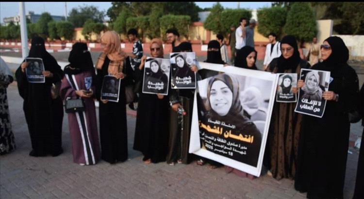 وقفة حداد وتضامن بعدن تندد باغتيال مديرة صندوق النظافة بتعز إفتهان المشهري