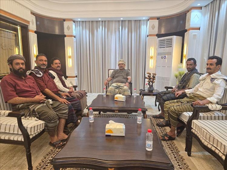 قيادات جنوبية تلتقي اللواء الزبيدي في قصر معاشيق بعدن