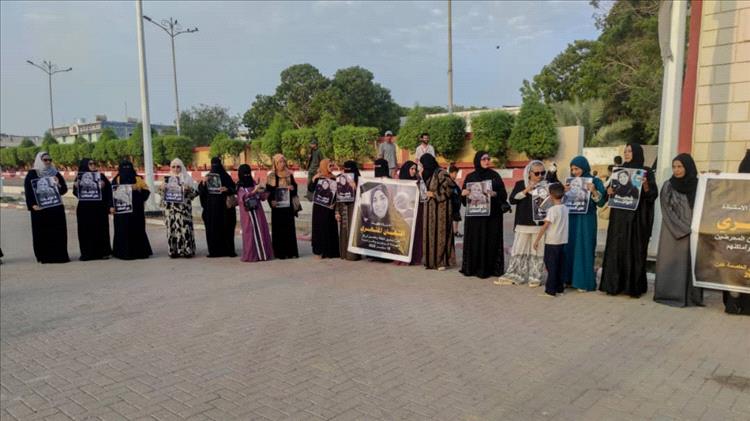 وقفة احتجاجية في عدن تطالب بتحقيقات عادلة في اغتيال