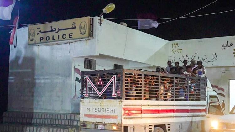 شرطة المهرة تضبط شبكات تهريب المهاجرين غير الشرعيين وترحّل أكثر من 406 مهاجرًا في حملة واسعة بشحن