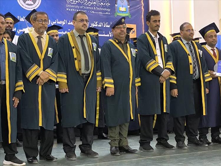 مدير كلية الشرطة حضرموت يشارك في حفل تخرج دفعتين من خريجي جامعة العلوم والتكنولوجيا