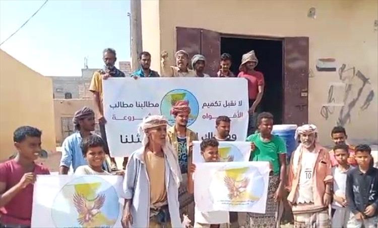 احتجاجات في مناطق الواحدي بشبوة احتجاجاً على تردي الأوضاع الخدمية