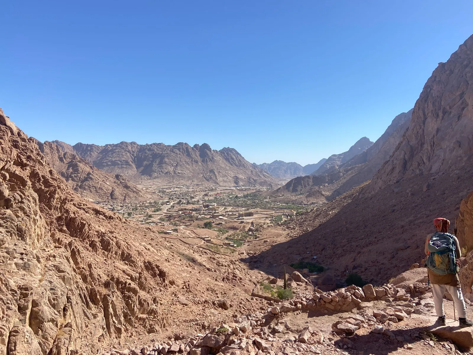 كان جزء كبير من سيناء الداخلية غير مستكشف، بينما كانت مدنها المنتجع الساحلي أكثر شعبية بين المسافرين.