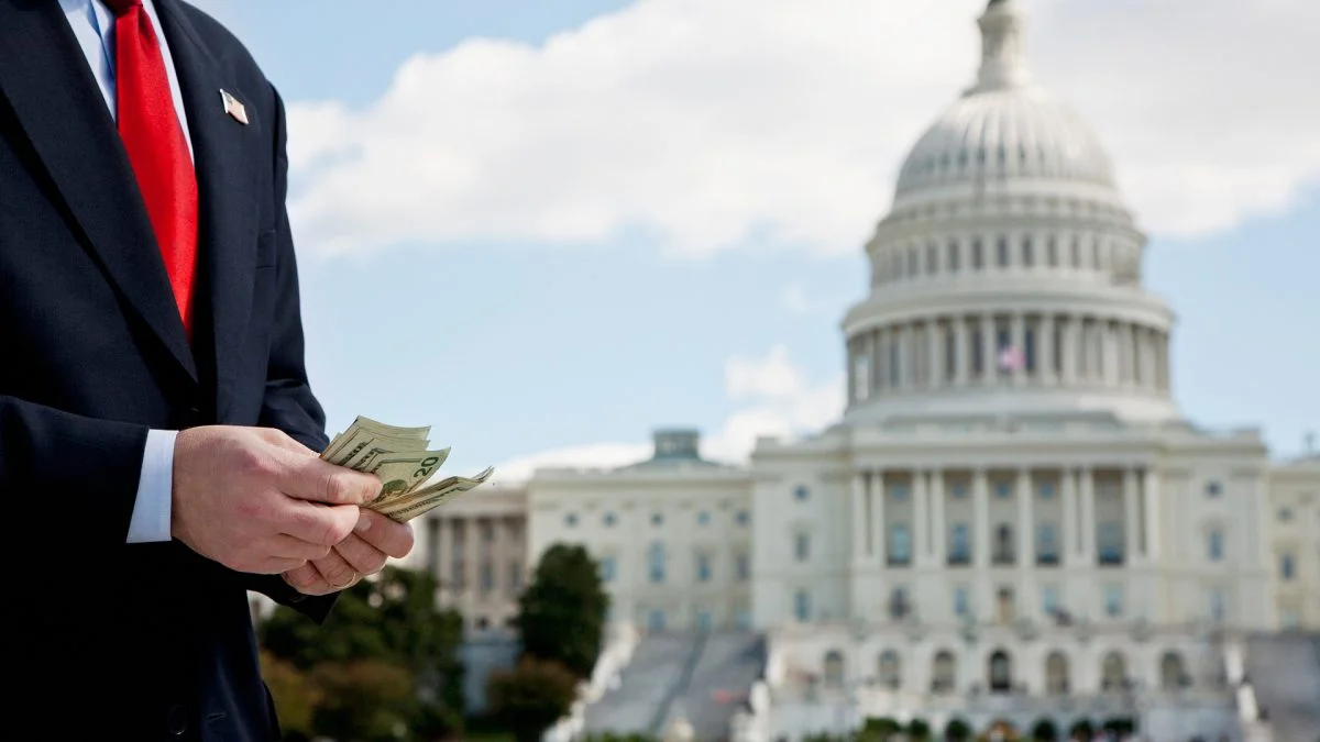 ترامب يستخدم قانون جيفتا المثير للجدل لوقف رواتب الموظفين الفيدراليين