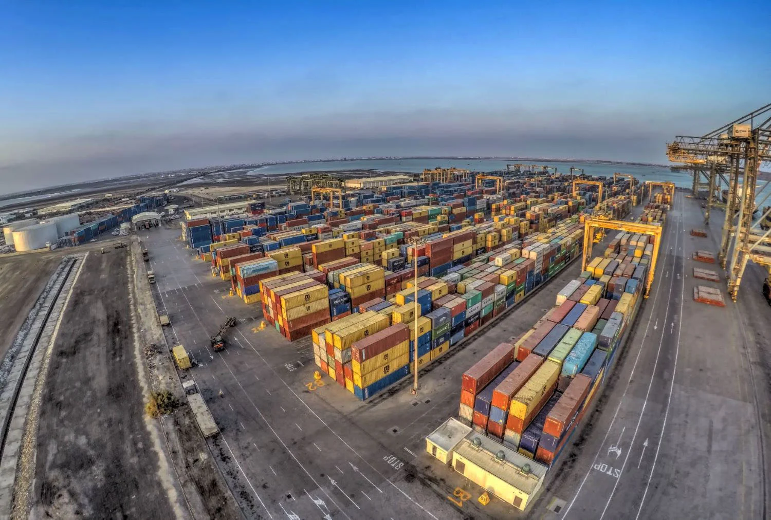 جمارك عدن تطلق تعميماً مهماً حول سعر الدولار الجمركي