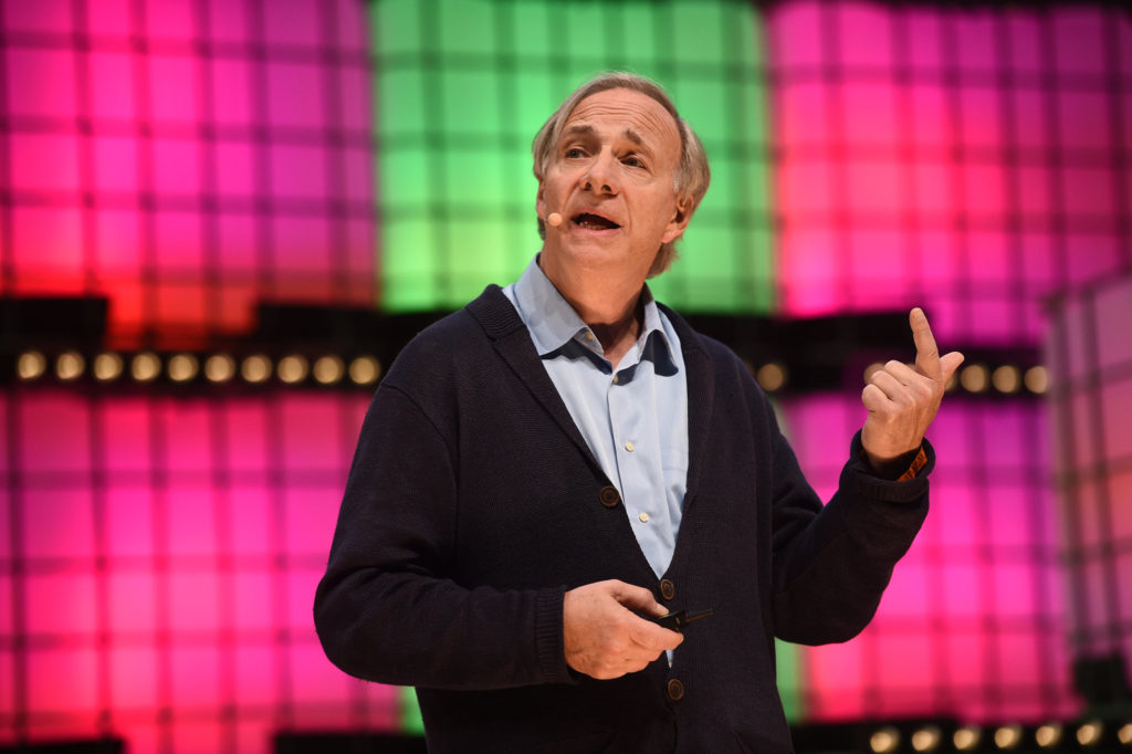 داليو غريفين يؤكد أن الذهب أكثر أمانًا من الدولار الأمريكي