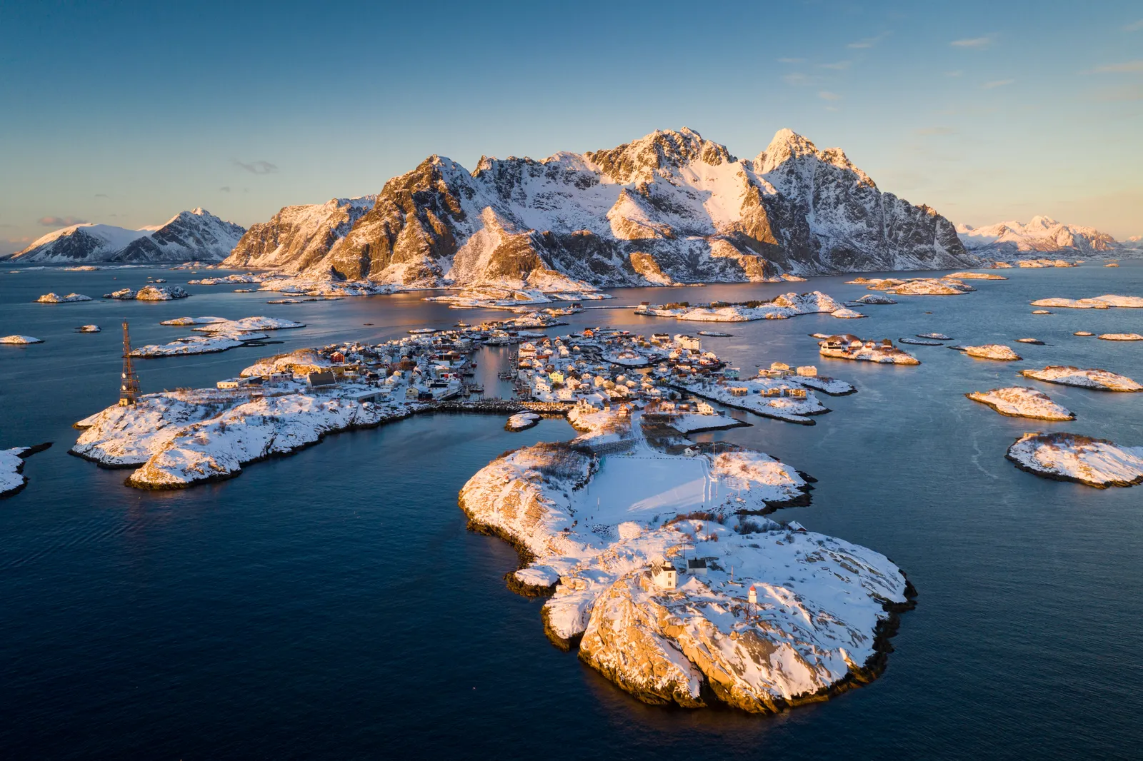 شعور بالقلق بعد الجولة، زارت سيغريد قرية صغيرة في جزر لوفوتن بمفردها.