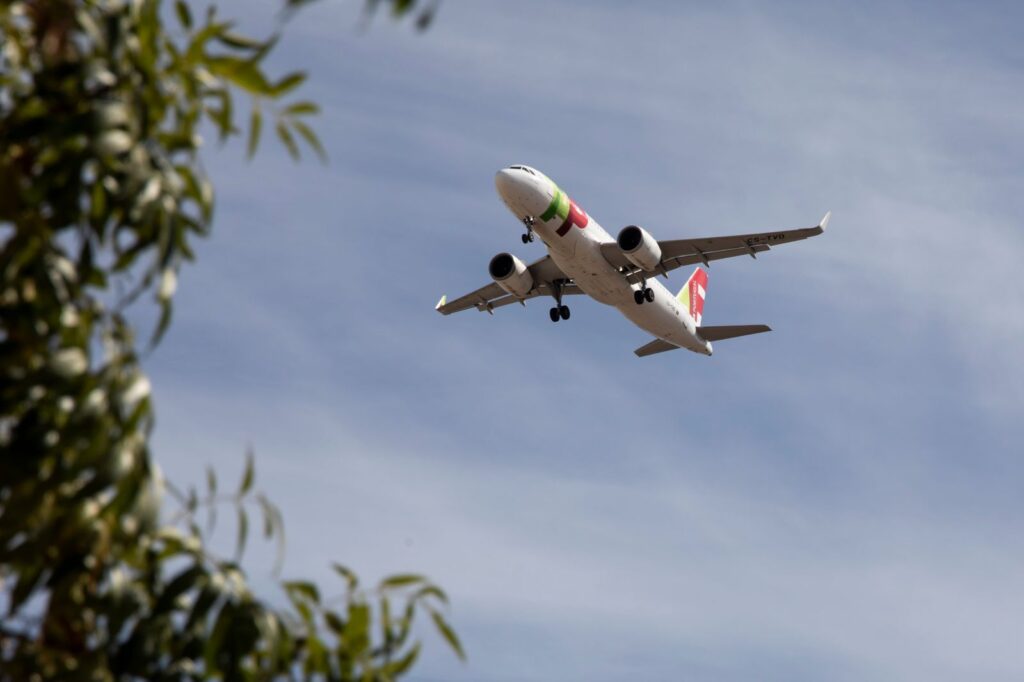 لشبونة البرتغال 20220902 طائرة TAP Air Portugal تُرى في الهبوط في لشبونة.