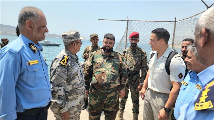الملحق العسكري الفرنسي يزور ميناء الحاويات وشرطة المنطقة الحرة بعدن