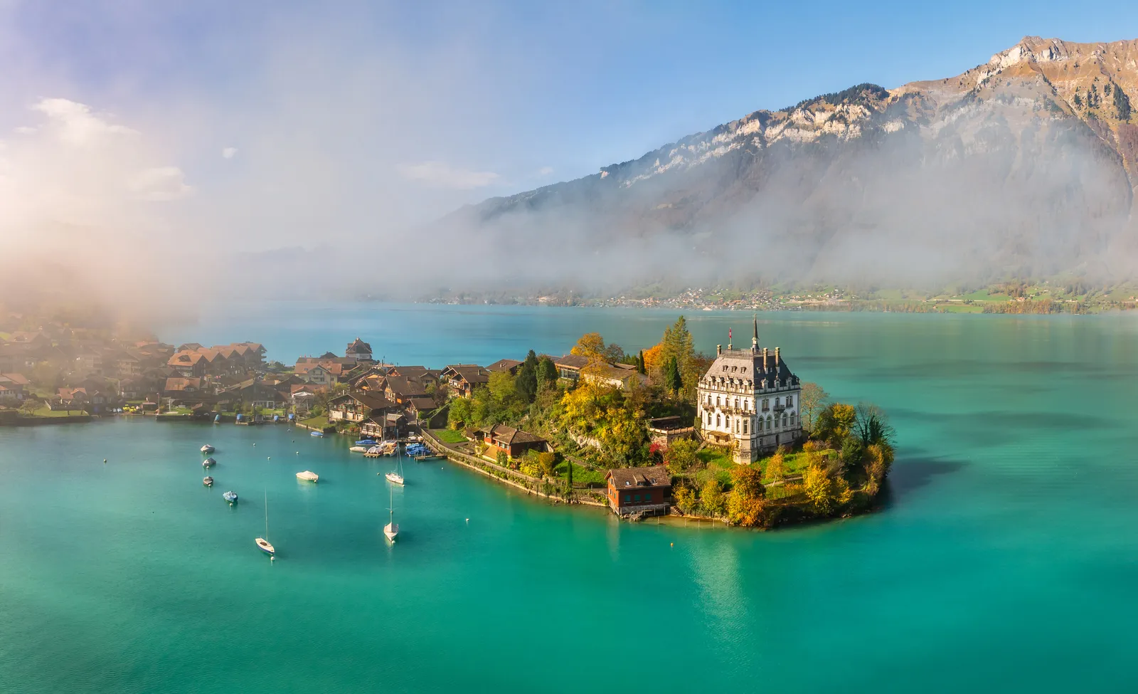 قرية إيسيلتوالد الخلابة محاطة بالمناظر الطبيعية وألوان الخريف