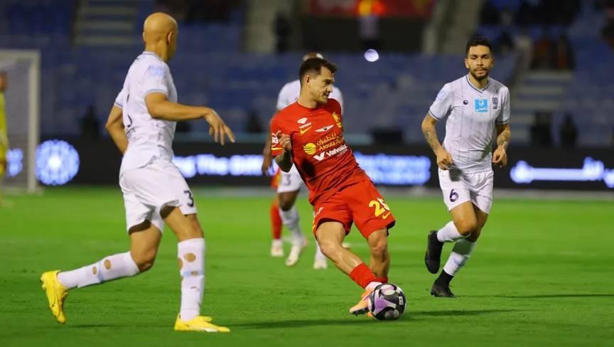 تألق حارس الأخدود يحرم القادسية من الصدارة في دوري روشن السعودي.. شاهد