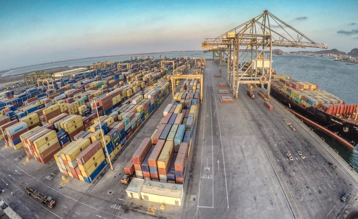 أزمة الحاويات في ميناء عدن غرامات مرتفعة تضغط على التجار