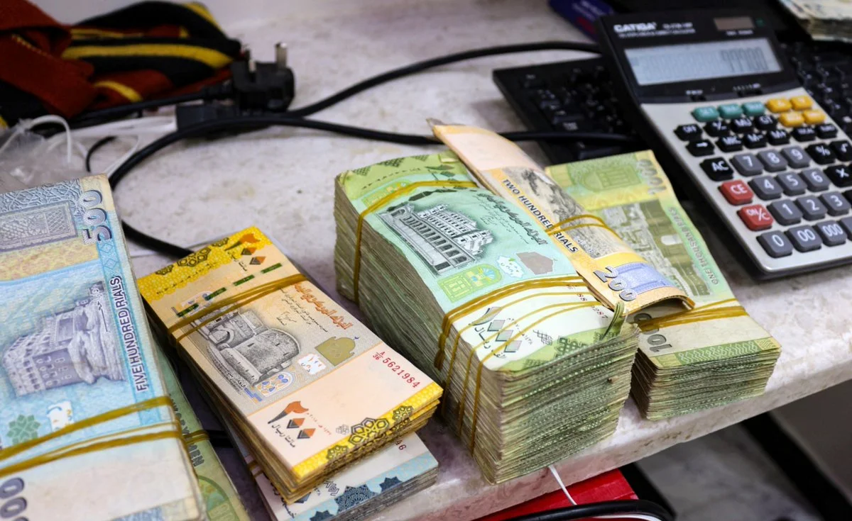 إطلاق صرف الرواتب المتأخرة حكومة عدن تواجه تحديات الإصلاحات