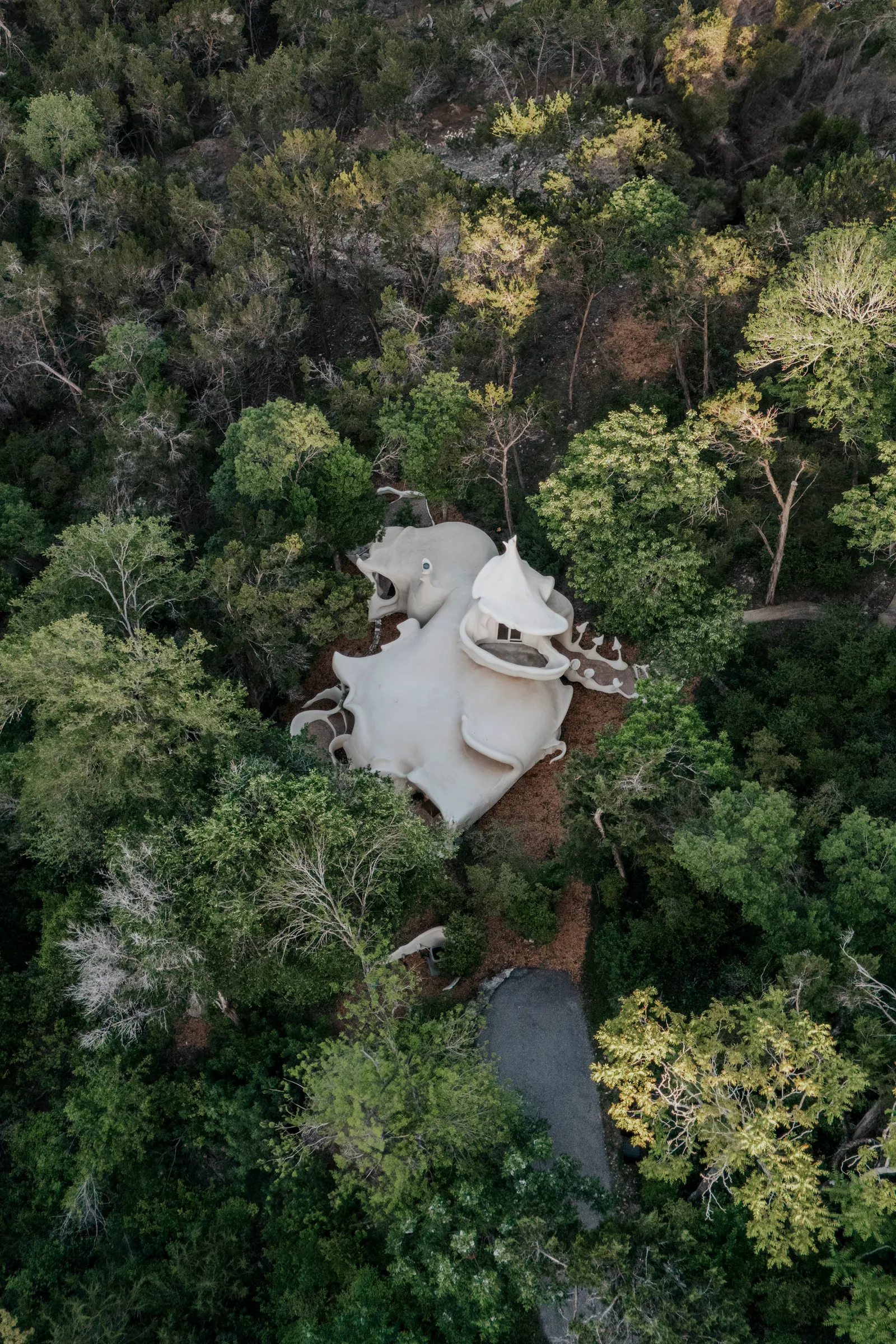 منزل بلوم يبدو مختلفًا من كل زاوية - إليكم المنظر من الأعلى.