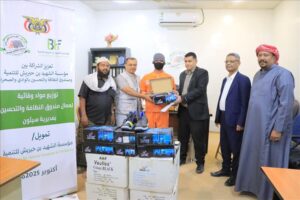 اخبار المديريات – توزيع مستلزمات وقائية لمهندسي النظافة والتحسين في مديرية سيئون من قبل مؤسسة