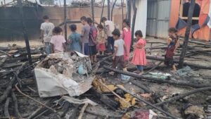 اخبار المناطق – أبين: ماس كهربائي يؤدي إلى احتراق خيام النازحين في خنفر