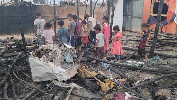 أبين.. ماس كهربائي يتسبب باحتراق خيام نازحين في خنفر