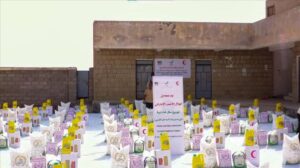 اخبار المناطق – بتعاون إماراتي… الخلية الإنسانية تبدأ تنفيذ مشروع توزيع السلال الغذائية في مديرية الم