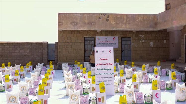 بدعم إماراتي.. الخلية الإنسانية تدشن مشروع السلال الغذائية في مديرية المخا بتعز