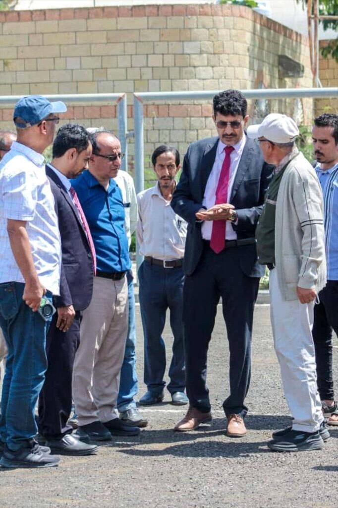 تسليم مشروع تعشيب ملاعب نادي الصقر بتعز للشركة المنفذة
