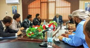 اخبار المناطق – محافظ لحج يؤكد على أهمية جمع الإيرادات ومراقبة الأسعار خلال لقائه بمدراء المديريات.