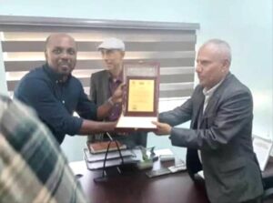 اخبار المناطق – مكتب الزراعة في تعز يكرم منسق قسم الاستقرار الماليةي باللجنة الدولية للصليب الأحمر