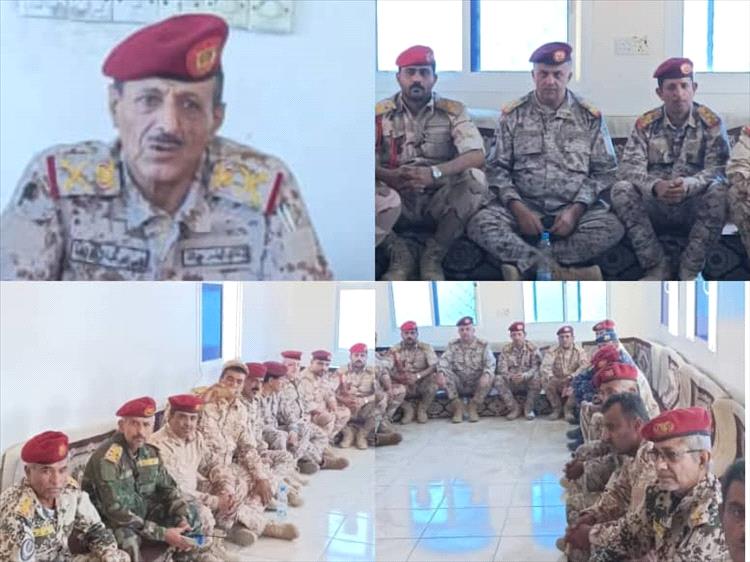 نائب رئيس هيئة الأركان يزور محور أبين العملياتي ويشدد على دعم وزارة الدفاع لأجهزته العسكرية