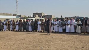 اخبار المناطق – وفد من شيوخ وأعيان الجوف يزور مخيم الشهيد يونس الشريحي ويعبر عن دعمه