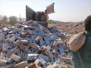 اخبار عدن – إدارة البيئة في المنصورة تواصل حملات التفتيش وتدمير 15 طنًا من العصائر المختلفة