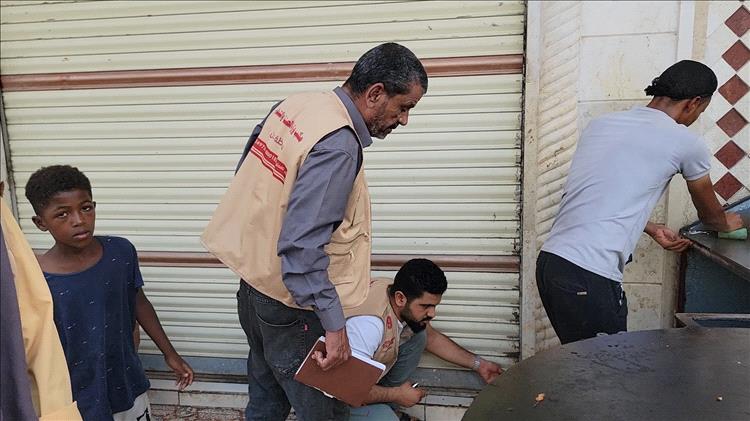 إغلاق إحدى الكافتيريات المخالفة في مديرية المنصورة بعدن