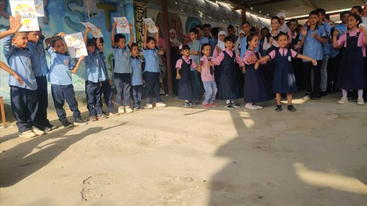 عرض إذاعي صباحي لطلاب الصف الأول الابتدائي بمدرسة الجيل الأهلية في خورمكسر