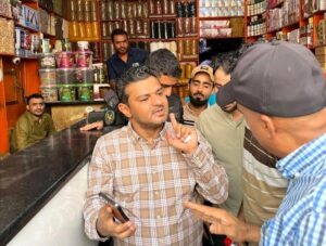 اخبار عدن – بعد تلقي شكاوى من المواطنين.. وسام معاوية يستمر في حملاته الرقابية ويقبض على كبار المخالفين