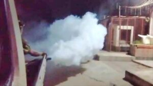 اخبار عدن – خور مكسر تستمر في تنفيذ حملة الرش الضبابي في أحياء جمال وأبي ذر الغفاري.