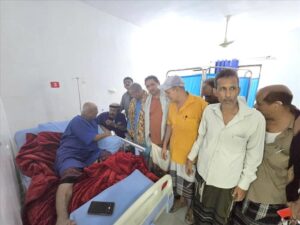 اخبار عدن – رئيس جمعية حالمين الخيرية يلتقي المحامي سعيد العيسائي في المستشفى الخيري بعدن