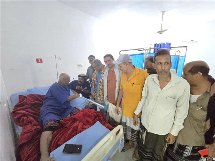 رئيس جمعية حالمين الخيرية يزور المحامي سعيد العيسائي في مستشفى عدن الخيري