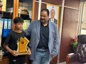 اخبار عدن – شركة النفط اليمنية تمنح الفارس صالح الجمهوري درعاً تقديرياً في فرع عدن