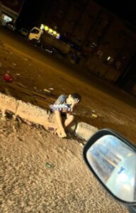 اخبار عدن – صورة مؤثرة لطفل تثير ضجة في المدينة