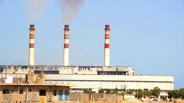 عدن تختنق في الظلام.. انقطاعات الكهرباء تتجاوز 18 ساعة متواصلة وتفاقم معاناة الأهالي