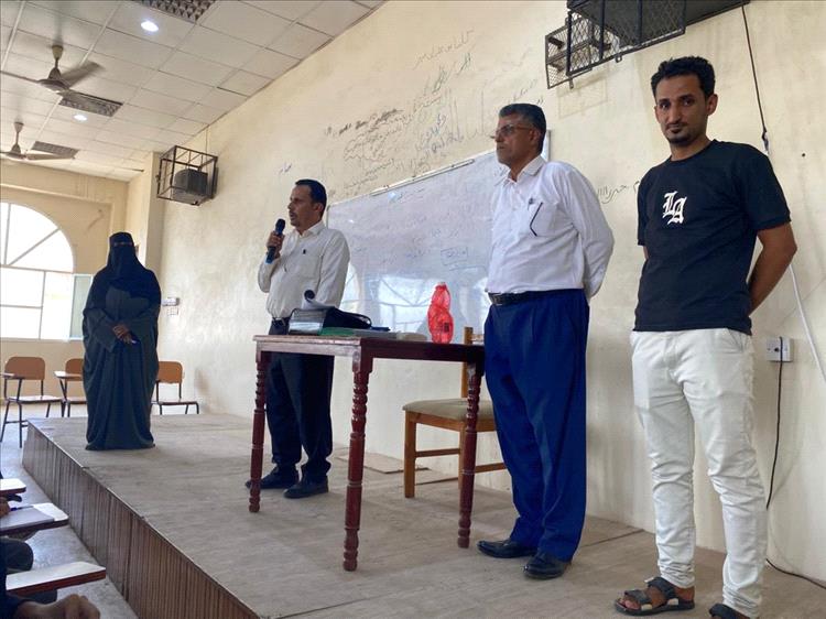 عميد كلية العلوم باسردة يزور طلاب السنة التحضيرية ويشيد بالطلاب (الصم) من مؤسسة رموز