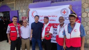 اخبار عدن – فرع الهلال الأحمر اليمني في عدن يبدأ توزيع مساعدات مالية للمتضررين من الفيضانات في م