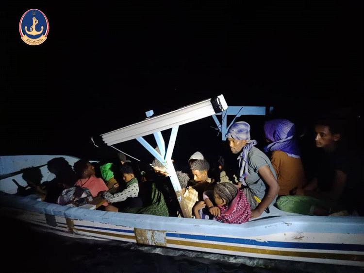 خفر السواحل اليمني يضبط قارب تهريب يحمل 20 مهاجرًا أفريقيًا في البحر الأحمر