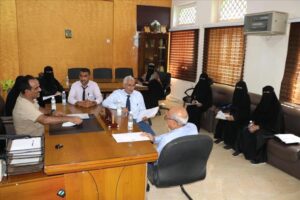 اخبار عدن – مدير خور مكسر يلتقي لجنة من المحافظة لمناقشة كيفية ربط المكاتب التنفيذية بالنظام الحاكم.