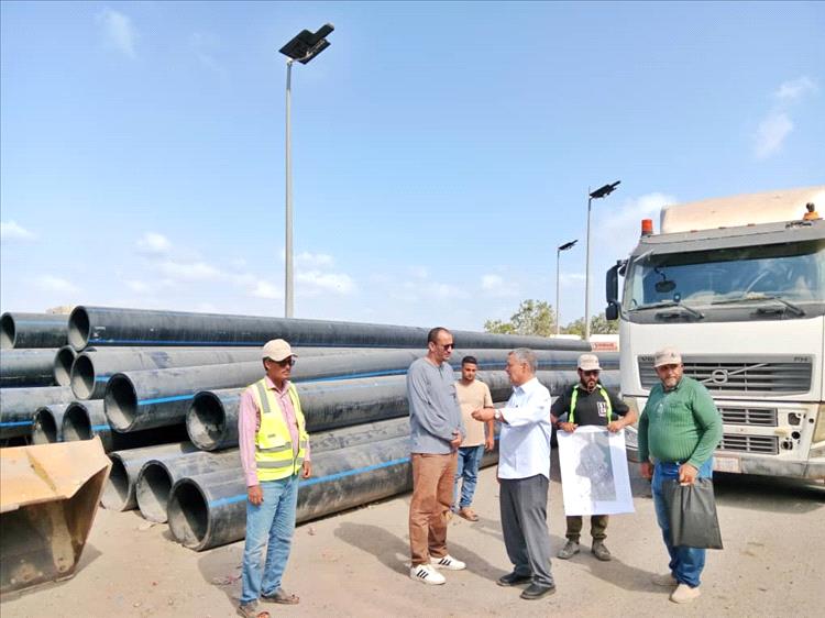 مدير مؤسسة مياه عدن يتفقد سير العمل في مشروع إعادة تأهيل خط ضخ المياه بالخط البحري