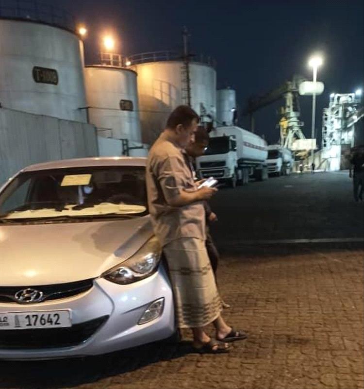 مدير كهرباء عدن يتحرك شخصيًا إلى أحور للإفراج عن مقطورات الوقود المحتجزة