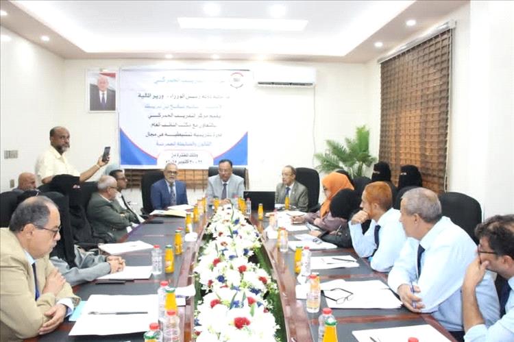 مصلحة الجمارك بعدن تنظم دورة تدريبية تنشيطية في مجال القانون والضابطة الجمركية