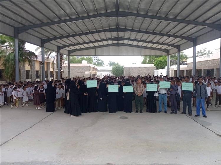 معلمو وطلاب مدرسة الجلاء بخور مكسر ينظمون وقفة احتجاجية في اليوم العالمي للمعلم رفضاً لتأخر الرواتب