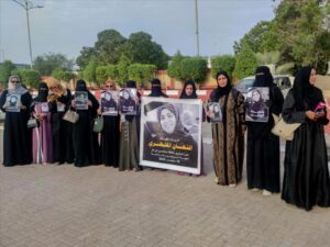 اخبار عدن – نساء عدن ينظمون وقفة احتجاجية في ساحة العروض تنديدًا باغتيال إفتجان المشهري
