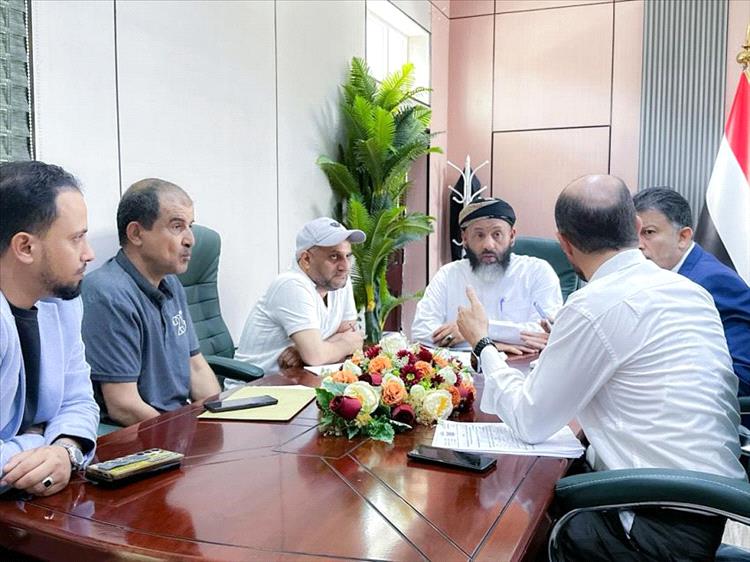 وزير الأوقاف والإرشاد يترأس اجتماعاً للجنة المناقصات والمزايدات