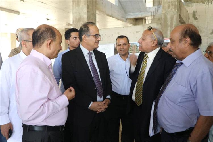 وزير الصحة يطلع على سير الأعمال الإنشائية بمستشفى الأمل للأورام في عدن